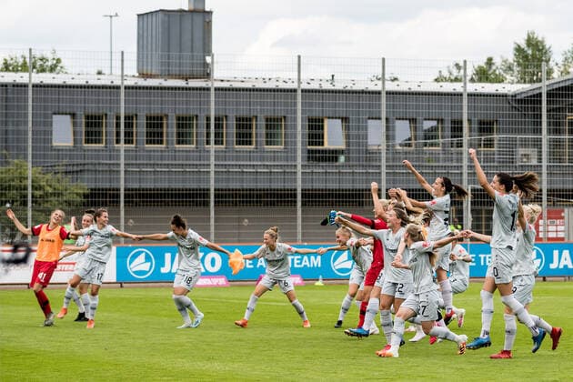 FLYERALARM Womens Football Bundesliga Bayer 04 Leverkusen 1 FC Koeln 21 06 2020 The Bayer 04 Leverkusen women celebrate the 3 1 victory against 1 FC Koeln and at the same time the preservation of their class FLYERALARM Womens Football Bundesliga, Bayer 04 Leverkusen 1 FC Koeln, Leverkusen, Jugendfußball Zentrum Kurtekotten DFL REGULATIONS PROHIBIT ANY USE OF PHOTOGRAPHS AS IMAGE SEQUENCES AND OR QUASI VIDEO Copyright: xBEAUTIFULxSPORTS Wunderlx