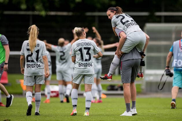 FLYERALARM Womens Football Bundesliga Bayer 04 Leverkusen 1 FC Koeln 21 06 2020 The Bayer 04 Leverkusen women celebrate the 3 1 victory against 1 FC Koeln and at the same time the preservation of their class FLYERALARM Womens Football Bundesliga, Bayer 04 Leverkusen 1 FC Koeln, Leverkusen, Jugendfußball Zentrum Kurtekotten DFL REGULATIONS PROHIBIT ANY USE OF PHOTOGRAPHS AS IMAGE SEQUENCES AND OR QUASI VIDEO Copyright: xBEAUTIFULxSPORTS Wunderlx