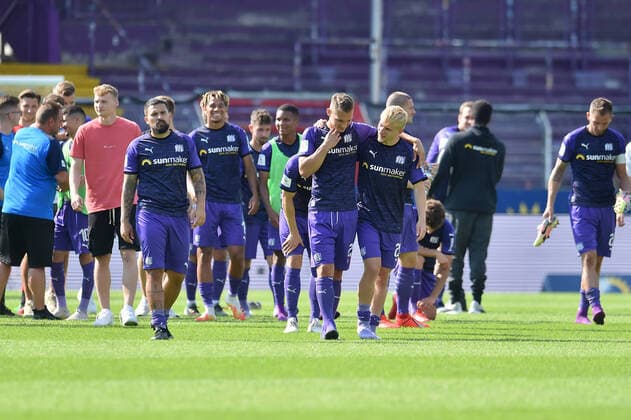 Bilder des Jahres 2020, Sport 06 Juni Sport Themen der Woche KW25 Fußball - 2. Bundesliga - 33. Spieltag VfL Osnabrück - Holstein Kiel am 21.06.2020 an der Bremer Brücke in Osnabrück Klassenerhalt geschafft. Vorne weg Sven Köhler Koehler (Osnabrueck) und Bryan Henning (Osnabrueck). *** Soccer 2 Bundesliga 33 Matchday VfL Osnabrück Holstein Kiel on 21 06 2020 at the Bremer Brücke in Osnabrück Class preservation achieved Ahead away Sven Köhler Koehler Osnabrueck and Bryan Henning Osnabrueck MT