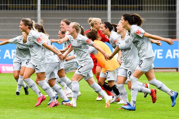 The team of Bayer 04 Leverkusen celebrates after the final whistle the preservation of the class and thanks the fans, thank you, thanks, celebrate, optimistic, 21 06 2020, Leverkusen Germany , Football, Flyeralarm Women Bundesliga, Bayer 04 Leverkusen 1 FC Köln, DFB DFL REGULATIONS PROHIBIT ANY USE OF PHOTOGRAPHS AS IMAGE SEQUENCES AND OR QUASI VIDEO xmhx
