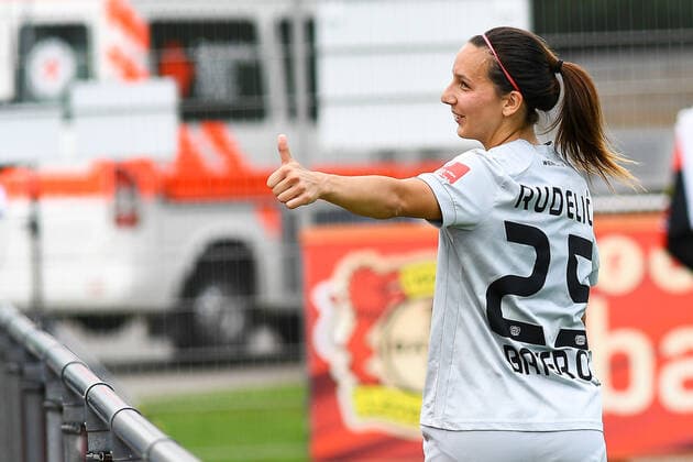 Ivana Rudelic B04, 25 with thumbs up, gesture, gesticulation, confident, optimistic, action, action, 21 06 2020, Leverkusen Germany , Football, Flyeralarm Frauen Bundesliga, Bayer 04 Leverkusen 1 FC Köln, DFB DFL REGULATIONS PROHIBIT ANY USE OF PHOTOGRAPHS AS IMAGE SEQUENCES AND OR QUASI VIDEO xmhx