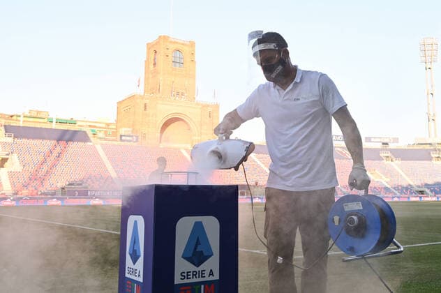 Bilder des Jahres 2020, Sport 06 Juni Sport Themen der Woche KW26 Sport Bilder des Tages Photo Massimo Paolone LaPresse June 22, 2020 Bologna, Italy soccer Bologna vs Juventus - Italian Football Championship League A TIM 2019 2020 - stadio Renato Dall Ara stadium In the pic: field sanitation  Copyright: xMassimoxPaolone LaPressex