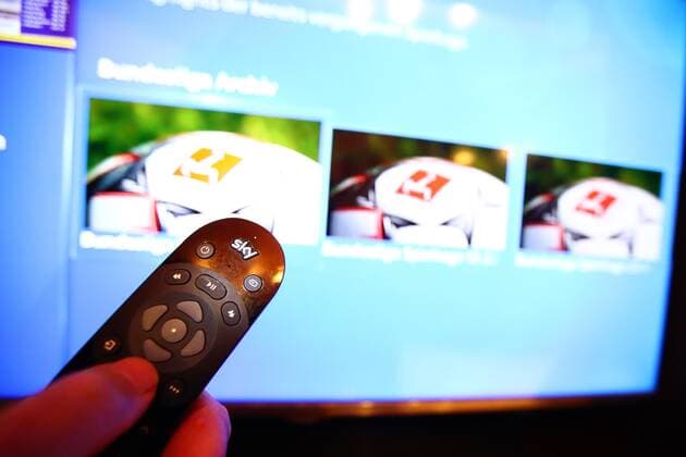 Sky hat sich Anteile an den Bundesligauebertragungsrechten gesichtert. Eine Sky-Fernbedienung vor einem TV-Bildschirm Vergabe der Bundesliga-TV-Rechte Vergabe der Bundesliga-TV-Rechte Frankfurt *** Sky has secured shares in Bundesliga broadcasting rights A Sky remote control in front of a TV screen Award of Bundesliga TV rights Award of Bundesliga TV rights Frankfurt Copyright: xWeissx Eibner-Pressefotox EP_rws