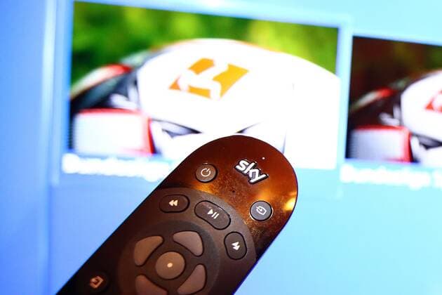 Sky hat sich Anteile an den Bundesligauebertragungsrechten gesichtert. Eine Sky-Fernbedienung vor einem TV-Bildschirm Vergabe der Bundesliga-TV-Rechte Vergabe der Bundesliga-TV-Rechte Frankfurt *** Sky has secured shares in Bundesliga broadcasting rights A Sky remote control in front of a TV screen Award of Bundesliga TV rights Award of Bundesliga TV rights Frankfurt Copyright: xWeissx Eibner-Pressefotox EP_rws