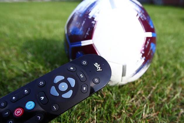 Sky hat sich Anteile an den Bundesligauebertragungsrechten gesichtert. Eine Sky-Fernbedienung mit einem Fussball Vergabe der Bundesliga-TV-Rechte Vergabe der Bundesliga-TV-Rechte Frankfurt *** Sky has secured shares in the Bundesliga broadcasting rights A Sky remote control with a football Bundesliga TV rights allocation Bundesliga TV rights allocation Frankfurt Copyright: xWeissx Eibner-Pressefotox EP_rws