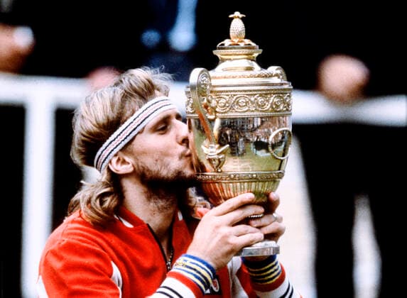 BORG Bjoern SWE gewinnt zum 5.Mal in Wimbledon bei der Siegerehrung mit Wimbledon Pokal Maenner Finale 1980 Bjoern Borg - John McEnroe All England Tennis Championships in Wimbledon 1980 am 05 Juli 1980 in Wimbledon *** BORG Bjoern SWE wins for the 5th time in Wimbledon at the Wimbledon Cup Men Final 1980 Bjoern Borg John McEnroe All England Tennis Championships in Wimbledon 1980 on 05 July 1980 in Wimbledon