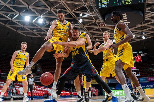Bilder des Jahres 2020, Sport 06 Juni Sport Themen der Woche KW26 Sport Bilder des Tages 24.06.2020 Basketball easyCredit Final-Turnier Basketball München 24.06.2020 Saison 2019 2020 easyCredit BBL Final-Turnier 2020 Halbfinale Spiel 2 ALBA Berlin - EWE Baskets Oldenburg Kenneth Ogbe (Alba Berlin, No.25) Filip Stanic, Oldenburg No. 65 München Audi-Dome Deutschland *** 24 06 2020 Basketball easyCredit Final Tournament Basketball München 24 06 2020 Season 2019 2020 easyCredit BBL Final Tournament 2020 Semi-Final Game 2 ALBA Berlin EWE Baskets Oldenburg Kenneth Ogbe Alba Berlin, No 25 Filip Stanic, Oldenburg No 65 München Audi Dome Deutschland