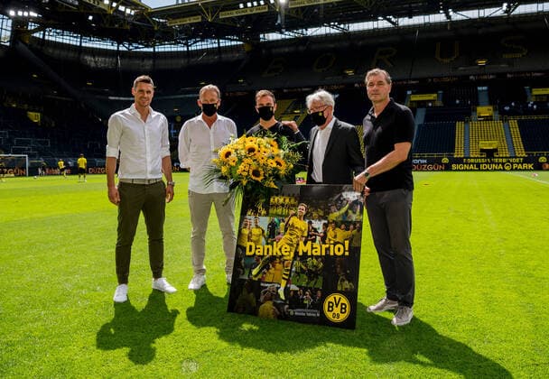Bilder des Jahres 2020, Sport 06 Juni Sport Themen der Woche KW26 Sport Bilder des Tages Fussball: 1. Bundesliga: Saison 2019 2020, 27.06.2020,34. Spieltag, BVB, Borussia Dortmund - TSG Hoffenheim Mario Goetze (BVB) mi., wird von Sebastian Kehl (BVB, Leiter der Lizenzspielerabteilung) . Vorsitzender der Geschaeftsfuehrung Hans-Joachim Watzke (BVB), Praesident Dr. Reinhard Rauball (BVB), und Michael Zorc (BVB Sportdirektor) verabschiedet , v.li., firo, Sport: Fussball: 1. Bundesliga: Saison 2019 2020, 27.06.2020,34. Spieltag, BVB, Borussia Dortmund - TSG Hoffenheim Foto: Alexandre Simoes POOL firo Sportphoto Stadt Dortmund Signal Iduna Park Bundesland NRW Deutschland *** Sport Soccer 1 Bundesliga Season 2019 2020, 27 06 2020,34 Matchday, BVB, Borussia Dortmund TSG Hoffenheim Mario Goetze BVB mi , will be headed by Sebastian Kehl BVB, Head of the Licensed Players Department Chairman of the Board Hans Joachim Watzke BVB , President Dr Reinhard Rauball BVB , and Michael Zorc BVB Director of Sports, left to right, firo, Sport Football 1 Bundesliga Season 2019 2020, 27 06 2020,34 Matchday, BVB, Borussia Dortmund TSG Hoffenheim Photo Alexandre Simoes POOL firo Sportphoto Stadt Dortmund Signal Iduna Park Bundesland NRW Germany Poolfoto Ralf Ibing firo Sportphoto POOL EDITORIAL USE ONLY --- DFL regulations prohibit any use of photographs as image sequences and or quasi-video - only for editorial use ---