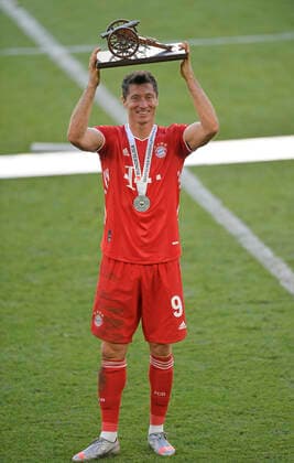 VFL Wolfsburg vs FC Bayern Muenchen 27.06.2020 27.06.2020, Fussball: nph00001 1. Bundesliga 2019 2020, 34. Spieltag, VfL Wolfsburg - FC Bayern Muenchen, in der Volkswagen-Arena Wolfsburg. Siegerehrung nach dem Spiel: Der FC Bayern München feiert den Gewinn der 30. Deutschen Meisterschaft. Robert Lewandowski (Bayern München) wird als bester Torschütze mit der Torjägerkanone ausgezeichnet Foto: Bernd Feil M.i.S. Pool nordphoto Nur für journalistische Zwecke! Only for editorial use! Gemäß den Vorgaben der DFL Deutsche Fussball: nph00001 Liga ist es untersagt, in dem Stadion und oder vom Spiel angefertigte Fotoaufnahmen in Form von Sequenzbildern und oder videoähnlichen Fotostrecken zu verwerten bzw. verwerten zu lassen. DFL regulations prohibit any use of photographs as image sequences and or quasi-video. National and international NewsAgencies OUT. Wolfsburg Volkswagen Arena Niedersachsen Deutschland *** VFL Wolfsburg vs FC Bayern Muenchen 27 06 2020 27 06 2020, Football nph00001 1 Bundesliga 2019 2020, 34 matchday, VfL Wolfsburg FC Bayern Muenchen, in the Volkswagen Arena Wolfsburg Award ceremony after the match FC Bayern Munich celebrates winning the 30 German championship Robert Lewandowski Bayern Munich is awarded the goal scorers gun as best scorer Photo Bernd Feil M i S Pool nordphoto For journalistic purposes only Only for editorial use According to the DFL Deutsche Fussball nph00001 Liga regulations, it is prohibited to use or have used photographs taken in the stadium and or of the match in the form of sequence images and or video-like photo sequences DFL regulations prohibit any use of photographs as image sequences and or quasi video National and international NewsAgencies OUT Wolfsburg Volkswagen Arena Lower Saxony Germany Poolfoto MIS nordphoto ,EDITORIAL USE ONLY
