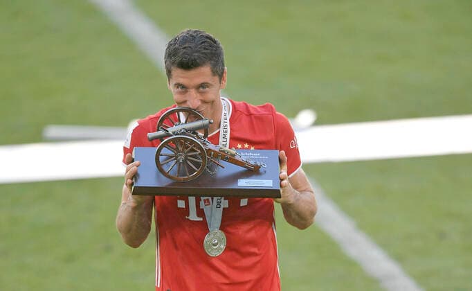 27.06.2020, VfL Wolfsburg - FC Bayern Muenchen 27.06.2020, Fussball 1. Bundesliga 2019 2020, 34. Spieltag, VfL Wolfsburg - FC Bayern Muenchen, in der Volkswagen-Arena Wolfsburg. Siegerehrung nach dem Spiel: Der FC Bayern München feiert den Gewinn der 30. Deutschen Meisterschaft. Robert Lewandowski (Bayern München) wird als bester Torschütze mit der Torjägerkanone ausgezeichnet Foto: Bernd Feil M.i.S. Pool Nur für journalistische Zwecke! Only for editorial use! Gemäß den Vorgaben der DFL Deutsche Fußball Liga ist es untersagt, in dem Stadion und oder vom Spiel angefertigte Fotoaufnahmen in Form von Sequenzbildern und oder videoähnlichen Fotostrecken zu verwerten bzw. verwerten zu lassen. DFL regulations prohibit any use of photographs as image sequences and or quasi-video. National and international NewsAgencies OUT. Wolfsburg Volkswagen Arena Niedersachsen Deutschland *** 27 06 2020, VfL Wolfsburg FC Bayern Muenchen 27 06 2020, Football 1 Bundesliga 2019 2020, 34 Matchday, VfL Wolfsburg FC Bayern Muenchen, in the Volkswagen Arena Wolfsburg Award ceremony after the match FC Bayern Muenchen celebrates winning the 30 German championship Robert Lewandowski Bayern Muenchen is awarded the top scorer with the goal scoring cannon Photo Bernd Feil M i S Pool For journalistic purposes only For editorial use only In accordance with the regulations of the DFL Deutsche Fußball Liga, it is prohibited to use or have used photographs taken in the stadium and or of the match in the form of sequence images and or video-like photo sequences DFL regulations prohibit any use of photographs as image sequences and or quasi video National and international NewsAgencies OUT Wolfsburg Volkswagen Arena Lower Saxony Germany Poolfoto ,EDITORIAL USE ONLY