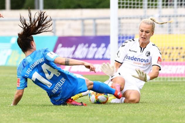 xjjx 27 06 2020 Football Women Flyeralarm 1 Bundesliga, 1 FFC Frankfurt SC Freiburg v l , GÃ raldine Reuteler 1 FFC Frankfurt , Goalie Merle Frohms SC Freiburg , Duel, Action, Action, Battles for the Ball DFL DFB REGULATIONS PROHIBIT ANY USE OF PHOTOGRAPHS as IMAGE SEQUENCES and or QUASI VIDEO Copyright: JoaquimxFerreira