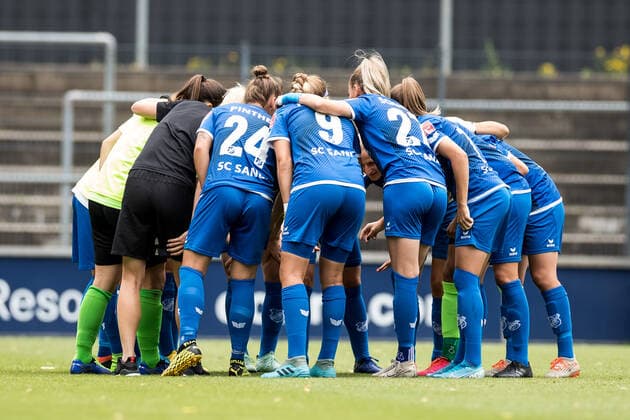 FLYERALARM Womens Football Bundesliga 1 FC Koeln SC Sand 28 06 2020 The SC Sand is swearing on the game a FLYERALARM Womens Football Bundesliga, 1 FC Koeln SC Sand, Koeln, Franz Kremer Stadion DFL REGULATIONS PROHIBIT ANY USE OF PHOTOGRAPHS AS IMAGE SEQUENCES AND OR QUASI VIDEO Copyright: xBEAUTIFULxSPORTS Wunderlx
