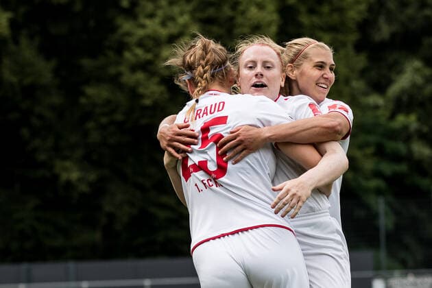 FLYERALARM Women Soccer Bundesliga 1 FC Koeln SC Sand 28 06 2020 Amber Barrett 22, 1 FC Koeln meets for 1 0 Cheers at 1 FC Koeln FLYERALARM Women Soccer Bundesliga, 1 FC Koeln SC Sand, Koeln, Franz Kremer Stadion DFL REGULATIONS PROHIBIT ANY USE OF PHOTOGRAPHS AS IMAGE SEQUENCES AND OR QUASI VIDEO Copyright: xBEAUTIFULxSPORTS Wunderlx
