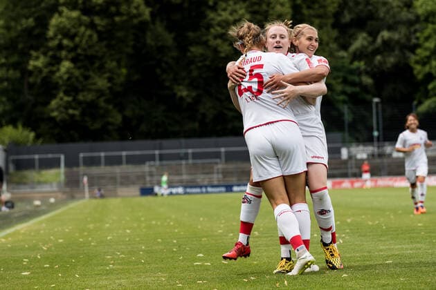 FLYERALARM Women Soccer Bundesliga 1 FC Koeln SC Sand 28 06 2020 Amber Barrett 22, 1 FC Koeln meets for 1 0 Cheers at 1 FC Koeln FLYERALARM Women Soccer Bundesliga, 1 FC Koeln SC Sand, Koeln, Franz Kremer Stadion DFL REGULATIONS PROHIBIT ANY USE OF PHOTOGRAPHS AS IMAGE SEQUENCES AND OR QUASI VIDEO Copyright: xBEAUTIFULxSPORTS Wunderlx