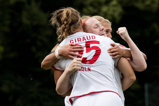 FLYERALARM Women Soccer Bundesliga 1 FC Koeln SC Sand 28 06 2020 Amber Barrett 22, 1 FC Koeln meets for 1 0 Cheers at 1 FC Koeln FLYERALARM Women Soccer Bundesliga, 1 FC Koeln SC Sand, Koeln, Franz Kremer Stadion DFL REGULATIONS PROHIBIT ANY USE OF PHOTOGRAPHS AS IMAGE SEQUENCES AND OR QUASI VIDEO Copyright: xBEAUTIFULxSPORTS Wunderlx