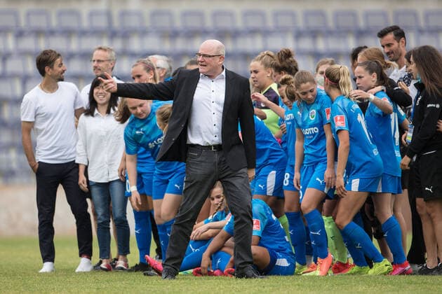 1 FFC Frankfurt SC Freiburg, 1 F FBL Manager Siegfried Dietrich Frankfurt conducts the team photo of the womens football Bundesliga match between 1 FFC Frankfurt and SC Freiburg on 28 06 2020 at the Stadion am Brentanobad in Frankfurt am Main, Frankfurt am Main Hessen Deutschland Stadion am Brentanobad