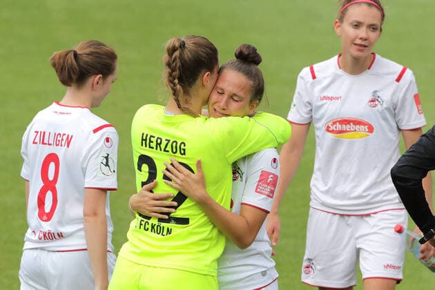 Sport 1 FC Köln vs SC Sand Football 1 Bundesliga Women Elvira Herzog 1 FC Köln consoles Sabrina Horvat 1 FC Köln 28 06 2020 firo Sportphoto