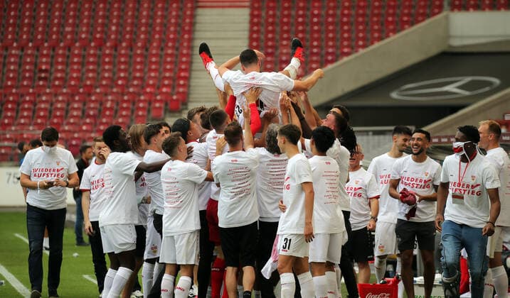VfB Stuttgart SV Darmstadt 98 VfB Stuttgart celebrate the farewell of Mario Gomez VfB Stuttgart Germany, Stuttgart, 28 06 2020, football, 2 Bundesliga, season 2019 2020, 34 matchday, VfB Stuttgart SV Darmstadt DFL DFB REGULATIONS PROHIBIT ANY USE OF PHOTOGRAPHS AS IMAGE SEQUENCES AND OR QUASI VIDEO Photo Press Photo Rudel Robin Rudel Pool Press Photo Rudel Stuttgart Baden Württemberg Germany Poolfoto Pressefoto Rudel Robin Rudel Poo ,EDITORIAL USE ONLY
