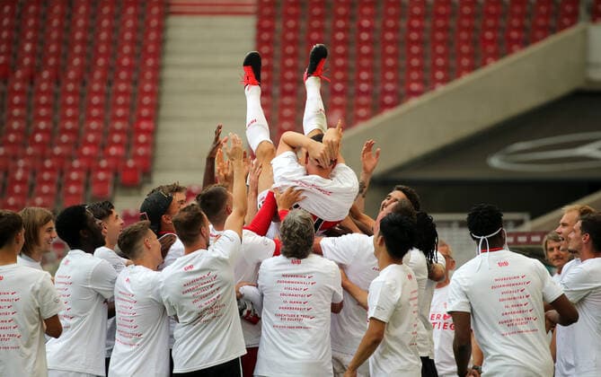 VfB Stuttgart SV Darmstadt 98 VfB Stuttgart celebrate the farewell of Mario Gomez VfB Stuttgart Germany, Stuttgart, 28 06 2020, football, 2 Bundesliga, season 2019 2020, 34 matchday, VfB Stuttgart SV Darmstadt DFL DFB REGULATIONS PROHIBIT ANY USE OF PHOTOGRAPHS AS IMAGE SEQUENCES AND OR QUASI VIDEO Photo Press Photo Rudel Robin Rudel Pool Press Photo Rudel Stuttgart Baden Württemberg Germany Poolfoto Pressefoto Rudel Robin Rudel Poo ,EDITORIAL USE ONLY