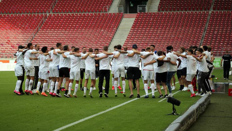 VfB Stuttgart SV Darmstadt 98 VfB Stuttgart Players Celebrating the Rise Germany, Stuttgart, 28 06 2020, Football, 2 Bundesliga, Season 2019 2020, 34 Matchday, VfB Stuttgart SV Darmstadt DFL DFB REGULATIONS PROHIBIT ANY USE OF PHOTOGRAPHS AS IMAGE SEQUENCES AND OR QUASI VIDEO Photo Press Photo Rudel Robin Rudel Pool Press Photo Rudel Stuttgart Baden Württemberg Germany Poolfoto Pressefoto Rudel Robin Rudel Poo ,EDITORIAL USE ONLY