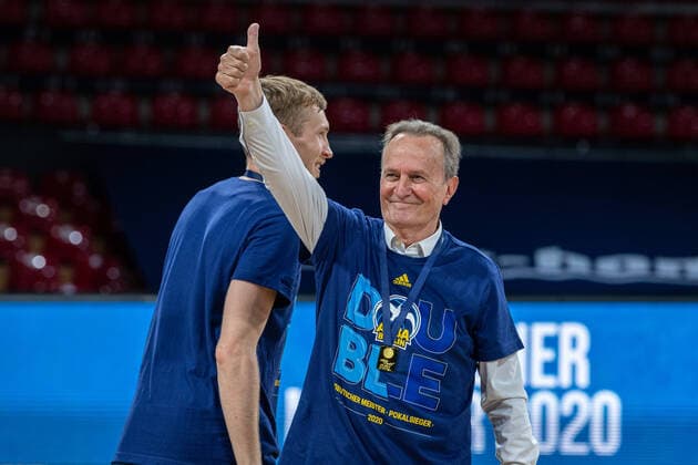 Basketball easyCredit BBL Final Tournament Basketball München 28 06 2020 Season 2019 2020 easyCredit BBL Final Tournament 2020 Final Game 2 Alba Berlin MHP Giant Ludwigsburg Alba Berlin German Champion 2020 Cheers Aito Garcia Reneses Alba Berlin, Coach only editorial use commercial use use only after consultation with the photographer München Germany