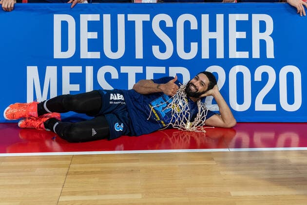 Basketball easyCredit BBL Final Tournament Basketball München 28 06 2020 Season 2019 2020 easyCredit BBL Final Tournament 2020 Final Game 2 Alba Berlin MHP Giant Ludwigsburg Alba Berlin German Champion 2020 Cheers Peyton Siva Alba Berlin, No 03 editorial use only commercial use use only after consultation with the photographer München Germany