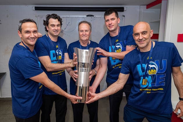 Basketball easyCredit BBL Final Tournament Basketball München 28 06 2020 Season 2019 2020 easyCredit BBL Final Tournament 2020 Final Game 2 Alba Berlin MHP Giant Ludwigsburg Alba Berlin German Champion 2020 Cheers Trainer Staff Aito Garcia Reneses Alba Berlin, Trainer mi Israel Gonzalez Alba Berlin, Assistant Coach 2 v re li Pepe Silva Moreno Alba Berlin, Athletics Coach re SEBASTIAN TRZCIONKA Alba Berlin, Assistant Coach 2 v re Carlos Frade li only editorial use commercial use use only after consultation with the photographer Munich Germany