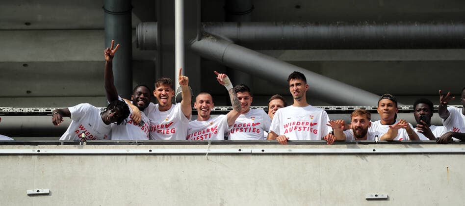 VfB Stuttgart SV Darmstadt 98 VfB Stuttgart Players Celebrating the Rise Germany, Stuttgart, 28 06 2020, Football, 2 Bundesliga, Season 2019 2020, 34 Matchday, VfB Stuttgart SV Darmstadt DFL DFB REGULATIONS PROHIBIT ANY USE OF PHOTOGRAPHS AS IMAGE SEQUENCES AND OR QUASI VIDEO Photo Press Photo Rudel Robin Rudel Pool Press Photo Rudel Stuttgart Baden Württemberg Germany Poolfoto Pressefoto Rudel Robin Rudel Poo ,EDITORIAL USE ONLY