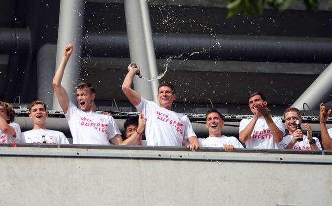VfB Stuttgart SV Darmstadt 98 Mario Gomez VfB Stuttgart Germany, Stuttgart, 28 06 2020, Football, 2 Bundesliga, Season 2019 2020, 34 Matchday, VfB Stuttgart SV Darmstadt DFL DFB REGULATIONS PROHIBIT ANY USE OF PHOTOGRAPHS AS IMAGE SEQUENCES AND OR QUASI VIDEO Photo Press Photo Rudel Robin Rudel Pool Press Photo Rudel Stuttgart Baden Württemberg Germany Poolfoto Pressefoto Rudel Robin Rudel Poo ,EDITORIAL USE ONLY