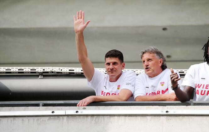 VfB Stuttgart SV Darmstadt 98 v l Mario Gomez VfB Stuttgart , Gerhard Wörn Physiotherapist VfB Stuttgart Germany, Stuttgart, 28 06 2020, Soccer, 2 Bundesliga, Season 2019 2020, 34 Matchday, VfB Stuttgart SV Darmstadt DFL DFB REGULATIONS PROHIBIT ANY USE OF PHOTOGRAPHS AS IMAGE SEQUENCES AND OR QUASI VIDEO Photo Press Photo Rudel Robin Rudel Pool Press Photo Rudel Stuttgart Baden Württemberg Germany Poolfoto Pressefoto Rudel Robin Rudel Poo ,EDITORIAL USE ONLY