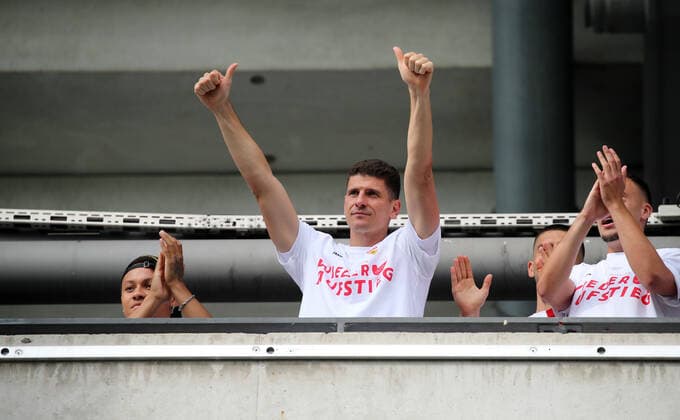 VfB Stuttgart SV Darmstadt 98 Mario Gomez VfB Stuttgart Germany, Stuttgart, 28 06 2020, Football, 2 Bundesliga, Season 2019 2020, 34 Matchday, VfB Stuttgart SV Darmstadt DFL DFB REGULATIONS PROHIBIT ANY USE OF PHOTOGRAPHS AS IMAGE SEQUENCES AND OR QUASI VIDEO Photo Press Photo Rudel Robin Rudel Pool Press Photo Rudel Stuttgart Baden Württemberg Germany Poolfoto Pressefoto Rudel Robin Rudel Poo ,EDITORIAL USE ONLY