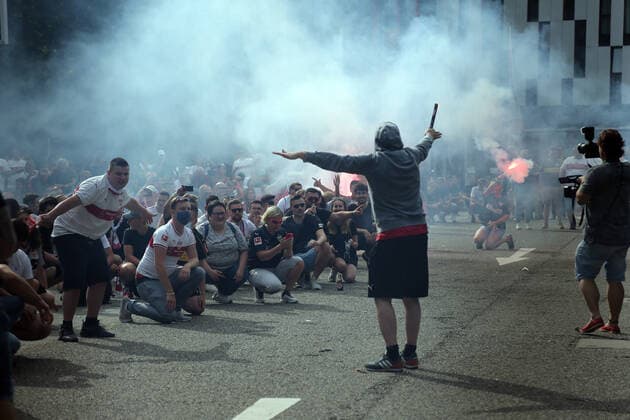 VfB Stuttgart SV Darmstadt 98 fans in front of the stadium Germany, Stuttgart, 28 06 2020, Football, 2 Bundesliga, Season 2019 2020, 34 Matchday, VfB Stuttgart SV Darmstadt DFL DFB REGULATIONS PROHIBIT ANY USE OF PHOTOGRAPHS AS IMAGE SEQUENCES AND OR QUASI VIDEO Photo Press Photo Rudel Robin Rudel Pool Press Photo Rudel Stuttgart Baden Württemberg Germany Poolfoto Pressefoto Rudel Robin Rudel Poo ,EDITORIAL USE ONLY