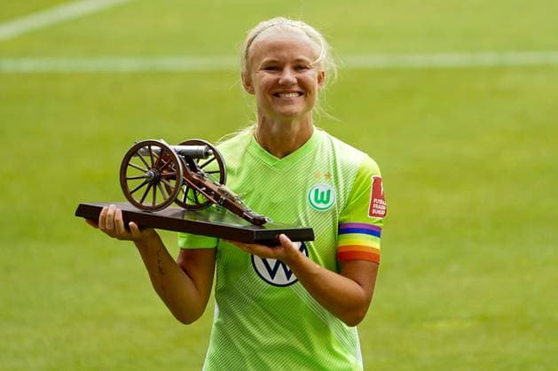 WOLFSBURG, GERMANY, JUN 28: Pernille Harder wins the best goal scorer trophy during the Womens Bundesliga football match between VfL Wolfsburg and Bayer 04 Leverkusen. Daniela Porcelli SPP VfL Wolfsburg v Bayer 04 Leverkusen 