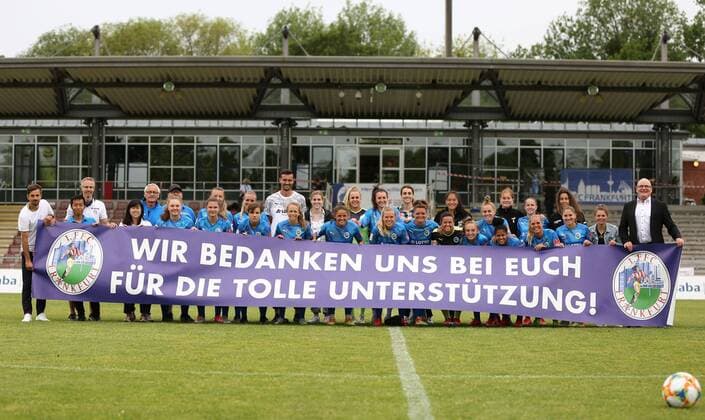 28 06 2020, xcex, GER, Frankfurt am Main, Stadion am Brentanobad, Frauenfußball, 1 Bundesliga, DIE LIGA, FLYERALARM Frauen Bundesliga Saison 2019 2020 1 FFC Frankfurt vs. SC Freiburg Group photo, group picture, team picture after the game, last game before Eintracht Frankfurt took over, thank you, banner DFL regulations prohibit any use of photographs as image sequences and or quasi video