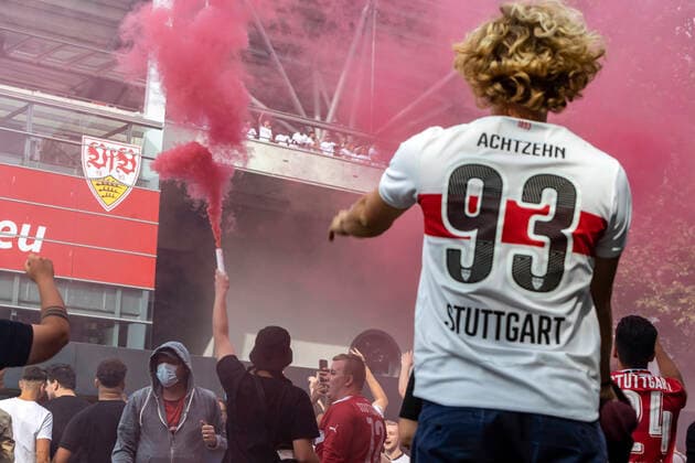 Return to the Bundesliga The team thanks the fans after the game VfB Stuttgart steigt trotz Niederlage gegen SV Darmstadt 98 auf Corona conditionally the fans celebrated their players in front of the stadium 28 06 2020, Stuttgart, Baden Württemberg, Germany c Arnulf Hettrich Fnoxx Publication only against fee, copyright notice and voucher copy Contact Arnulf Hettrich, Bildagentur Fnoxx, om clearing Any use of the photo only against fee plus VAT, complete name according to paragraph 13 UrhG and sending of two specimen copies The usage fee is based on the current image fees of the MFM of the BVPA No third party rights available no third party rights available Image is subject to fee MR:N