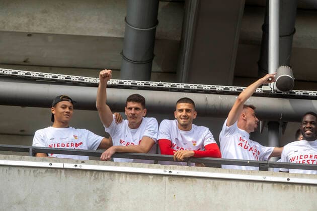 Return to the Bundesliga The team with Mario Gomez thanks the fans after the game VfB Stuttgart rises despite defeat against SV Darmstadt 98 on Corona conditionally the fans celebrated their players in front of the stadium 28 06 2020, Stuttgart, Baden Württemberg, Germany c Arnulf Hettrich Fnoxx Publication only against fee, copyright notice and voucher copy Contact Arnulf Hettrich, Bildagentur Fnoxx, om clearing Any use of the photo only against fee plus VAT, complete name according to paragraph 13 UrhG and sending of two specimen copies The usage fee is based on the current image fees of the MFM of the BVPA No third party rights available no third party rights available Image is subject to fee MR:N
