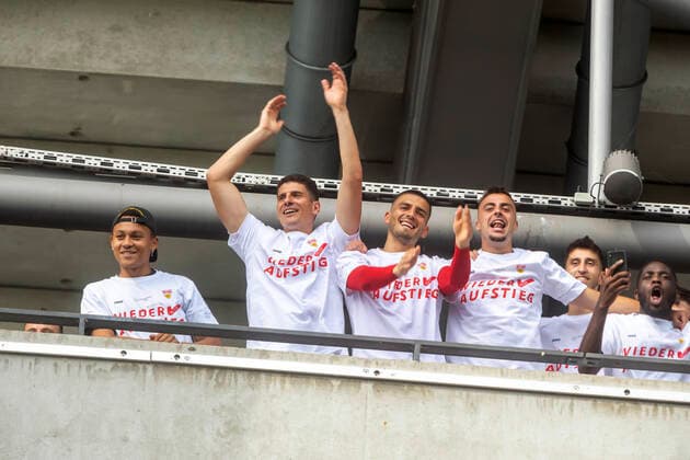 Return to the Bundesliga The team with Mario Gomez thanks the fans after the game VfB Stuttgart rises despite defeat against SV Darmstadt 98 on Corona conditionally the fans celebrated their players in front of the stadium 28 06 2020, Stuttgart, Baden Württemberg, Germany c Arnulf Hettrich Fnoxx Publication only against fee, copyright notice and voucher copy Contact Arnulf Hettrich, Bildagentur Fnoxx, om clearing Any use of the photo only against fee plus VAT, complete name according to paragraph 13 UrhG and sending of two specimen copies The usage fee is based on the current image fees of the MFM of the BVPA No third party rights available no third party rights available Image is subject to fee MR:N