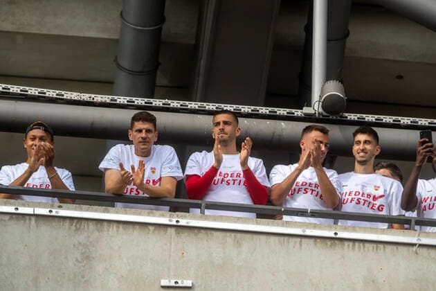 Return to the Bundesliga The team with Mario Gomez thanks the fans after the game VfB Stuttgart rises despite defeat against SV Darmstadt 98 on Corona conditionally the fans celebrated their players in front of the stadium 28 06 2020, Stuttgart, Baden Württemberg, Germany c Arnulf Hettrich Fnoxx Publication only against fee, copyright notice and voucher copy Contact Arnulf Hettrich, Bildagentur Fnoxx, om clearing Any use of the photo only against fee plus VAT, complete name according to paragraph 13 UrhG and sending of two specimen copies The usage fee is based on the current image fees of the MFM of the BVPA No third party rights available no third party rights available Image is subject to fee MR:N