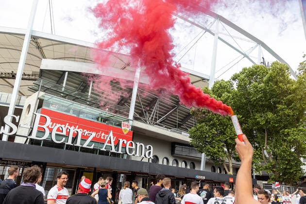 Return to the Bundesliga VfB Stuttgart rises despite defeat against SV Darmstadt 98 on Corona conditionally, the fans celebrated their players in front of the stadium 28 06 2020, Stuttgart, Baden Württemberg, Germany c Arnulf Hettrich Fnoxx Publication only against fee, copyright notice and voucher copy Contact Arnulf Hettrich, Bildagentur Fnoxx, om clearing Any use of the photo only against fee plus VAT, complete name according to paragraph 13 UrhG and sending of two specimen copies The usage fee is based on the current image fees of the MFM of the BVPA No third party rights available no third party rights available Image is subject to fee MR:N