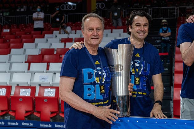 Basketball easyCredit BBL Final Tournament Basketball München 28 06 2020 Season 2019 2020 easyCredit BBL Final Tournament 2020 Final Game 2 Alba Berlin MHP Giant Ludwigsburg Alba Berlin German Champion 2020 Cheers Aito Garcia Reneses Alba Berlin, Coach Israel Gonzalez Alba Berlin, Assistant Coach only editorial use commercial use use only after consultation with the photographer München Germany