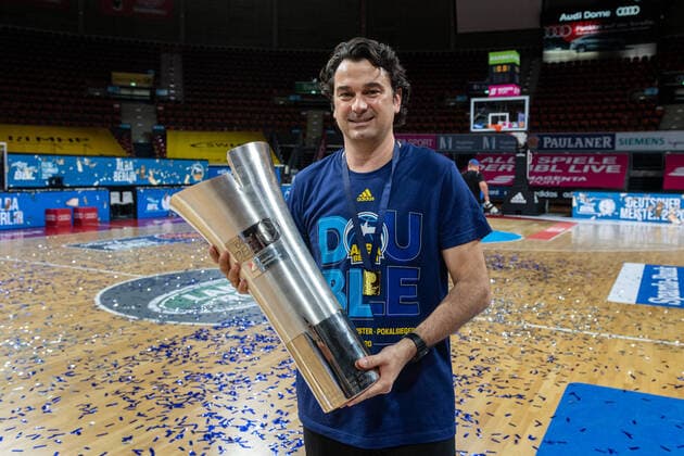 Basketball easyCredit BBL Final Tournament Basketball München 28 06 2020 Season 2019 2020 easyCredit BBL Final Tournament 2020 Final Game 2 Alba Berlin MHP Giant Ludwigsburg Alba Berlin German Champion 2020 Cheers Israel Gonzalez Alba Berlin, Assistant Coach only editorial use commercial use use only after consultation with the photographer München Germany
