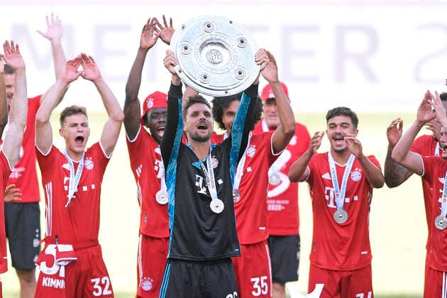 Football Bundesliga Season 2019 2020 Game VfL Wolfsburg FC Bayern Muenchen German Football Champion 2020 ULREICH Sven Goalkeeper Team FC Bayern Muenchen celebrates at the award ceremony with the championship trophy and the team Bundesliga Season 2019 2020 Game VFL Wolfsburg FC Bayern Muenchen 0 4 German Football Champion 2020 on 27 June 2020 in Wolfsburg DFL REGULATIONS PROHIBIT ANY USE OF PHOTOGRAPHS as IMAGE SEQUENCES and or QUASI VIDEO Sportphoto by Laci Perenyi Bernd Feil M i S Pool Wolfsburg Volkswagen Arena Lower Saxony Germany Poolfoto Bernd Feil M.i.S. Pool_Sportphoto_Perenyi ,EDITORIAL USE ONLY