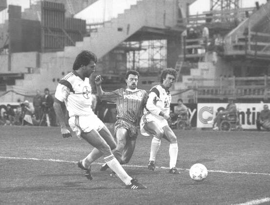 Bayer 04 Leverkusen SW Werder Bremen 06 04 1988 from the right Florian Hinterberger Bayer 04 Leverkusen Action against Günter Hermann SVW In the background the construction site of the new grandstand HM