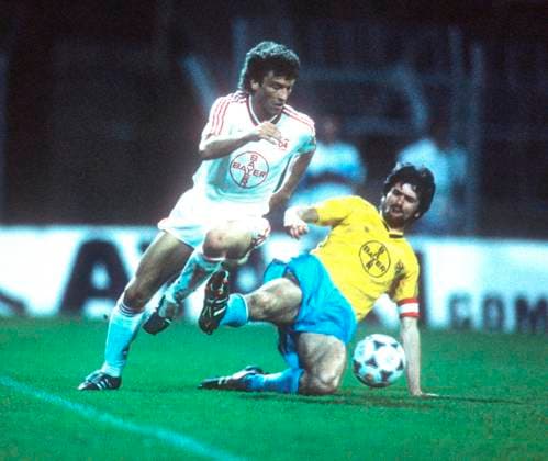 DFB Cup Bayer 04 Leverkusen Bayer 05 Uerdingen 28 03 1989 Florian Hinterberger Bayer 04 Leverkusen Action against Friedhelm Funkel right HM