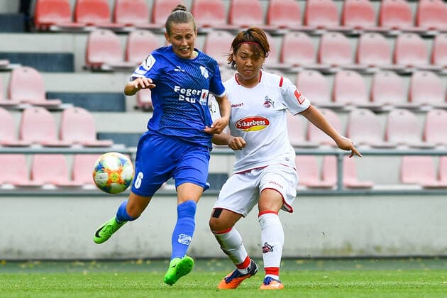 Jona Lohmann Sand, 6 , Yuka Hirano Cologne, 17 , Duel, duel, tackle, tackling, dynamics, action, action, 28 06 2020, Cologne Germany , Soccer, Flyeralarm Frauen Bundesliga, 1 FC Köln SC Sand, DFB DFL REGULATIONS PROHIBIT ANY USE OF PHOTOGRAPHS AS IMAGE SEQUENCES AND OR QUASI VIDEO xmhx