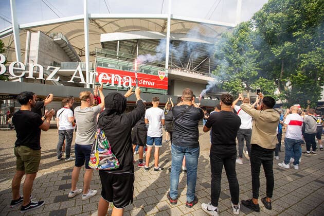 GER, rise of VfB Stuttgart, Mercedes Benz Arena, fans celebrate rise of VfB Stuttgart, Mercedes Benz Arena, 28 06 2020, GER, rise of VfB Stuttgart, Mercedes Benz Arena, 27 06 2020, Photo EIBNER DROFITSCH Stuttgart Copyright: xEibner DROFITSCHx EP_ddh
