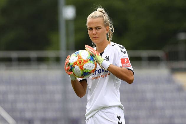 xjjx 27 06 2020 Football Women Flyeralarm 1 Bundesliga, 1 FFC Frankfurt SC Freiburg v l , Torfrau Merle Frohms SC Freiburg , FREISTELLER DFL DFB REGULATIONS PROHIBIT ANY USE OF PHOTOGRAPHS as IMAGE SEQUENCES and or QUASI VIDEO Copyright: JoaquimxFerreira