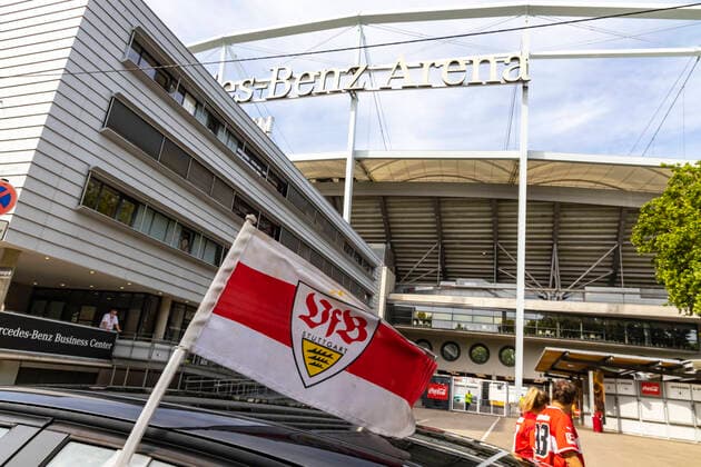 Return to the Bundesliga VfB Stuttgart rises despite defeat against SV Darmstadt 98 on Corona conditionally, the fans celebrated their players in front of the stadium 28 06 2020, Stuttgart, Baden Württemberg, Germany c Arnulf Hettrich Fnoxx Publication only against fee, copyright notice and voucher copy at the tax office Stuttgart 1 clearing Any use of the photo only against fee plus VAT, complete name according to paragraph 13 UrhG and sending of two specimen copies The usage fee is based on the current image fees of the MFM of the BVPA No third party rights available no third party rights available Image is subject to fee MR:N