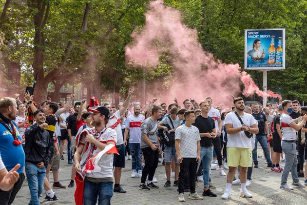 Return to the Bundesliga VfB Stuttgart rises despite defeat against SV Darmstadt 98 on Corona conditionally, the fans celebrated their players in front of the stadium 28 06 2020, Stuttgart, Baden Württemberg, Germany c Arnulf Hettrich Fnoxx Publication only against fee, copyright notice and voucher copy at the tax office Stuttgart 1 clearing Any use of the photo only against fee plus VAT, complete name according to paragraph 13 UrhG and sending of two specimen copies The usage fee is based on the current image fees of the MFM of the BVPA No third party rights available no third party rights available Image is subject to fee MR:N