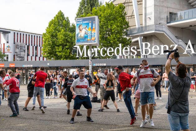 Return to the Bundesliga VfB Stuttgart rises despite defeat against SV Darmstadt 98 on Corona conditionally, the fans celebrated their players in front of the stadium 28 06 2020, Stuttgart, Baden Württemberg, Germany c Arnulf Hettrich Fnoxx Publication only against fee, copyright notice and voucher copy at the tax office Stuttgart 1 clearing Any use of the photo only against fee plus VAT, complete name according to paragraph 13 UrhG and sending of two specimen copies The usage fee is based on the current image fees of the MFM of the BVPA No third party rights available no third party rights available Image is subject to fee MR:N
